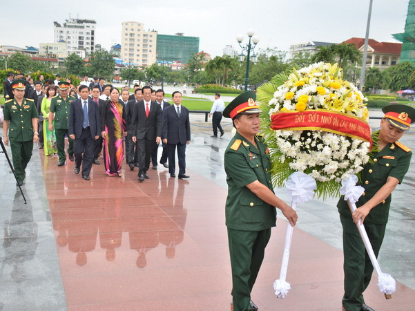 Tưởng niệm các liệt sỹ quân tình nguyện Việt Nam tại Campuchia ảnh 1