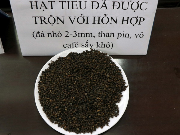 Hạt tiêu sau khi được trộn với hỗn hợp đá nhỏ 2-3mm, than pin, vỏ cà phê sấy khô tại Đăk Nông. (Ảnh: Hưng Thịnh/TTXVN) Chưa phát hiện hồ tiêu “nhuộm pin” tuồn ra thị trường Bình Phước ảnh 1
