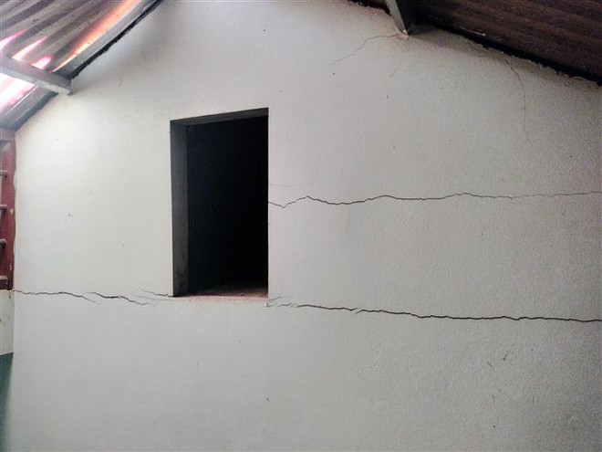 Yên Bái: Nhiều hộ dân bị nứt nhà do nổ mìn thi công làm đường ảnh 1