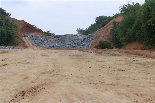 Yên Bái: Nhiều hộ dân bị nứt nhà do nổ mìn thi công làm đường ảnh 3