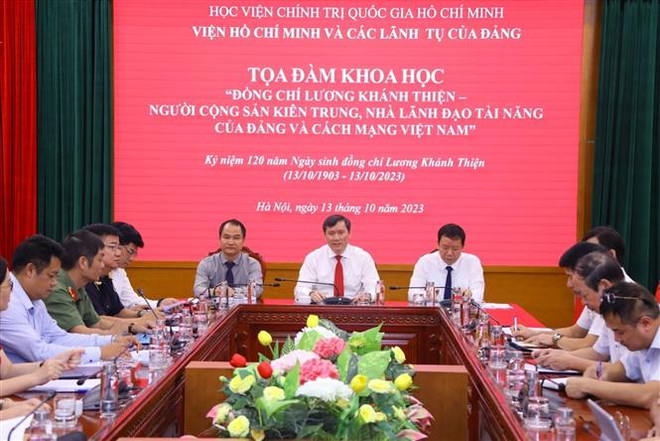 Các đại biểu chủ trì tọa đàm. (Ảnh: Văn Điệp/TTXVN) Tọa đàm khoa học về nhà cách mạng tiền bối Lương Khánh Thiện ảnh 1