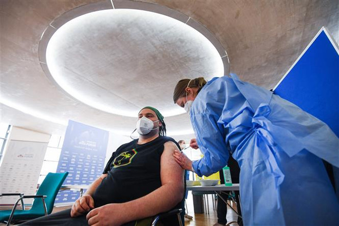 Nhân viên y tế tiêm vaccine phòng COVID-19 cho người dân tại Cologne, Đức, ngày 8/5/2021. (Ảnh: AFP/ TTXVN) Đức đã tiêm vaccine cho một nửa dân số, Nhật nỗ lực tiêm trước Olympic ảnh 1