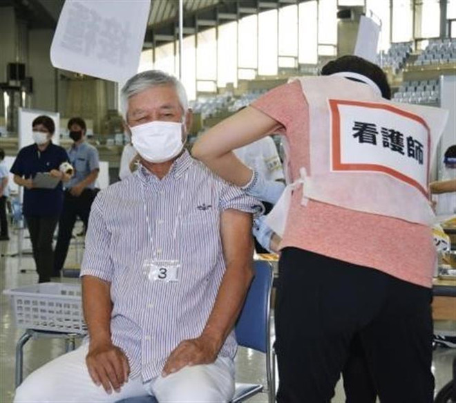 Nhân viên y tế tiêm vaccine phòng COVID-19 cho người dân tại Ginowan, tỉnh Okinawa, Nhật Bản ngày 15/6/2021. (Ảnh: Kyodo/ TTXVN) Đức đã tiêm vaccine cho một nửa dân số, Nhật nỗ lực tiêm trước Olympic ảnh 2