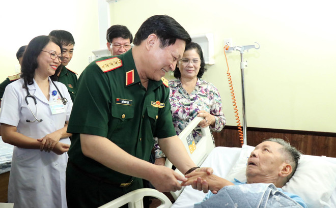 Bộ trưởng Quốc phòng thăm, làm việc tại Bệnh viện Quân y 175 ảnh 2