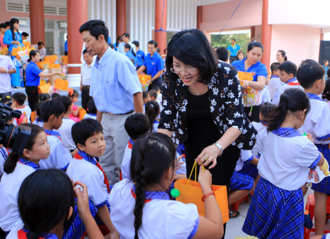 Phó Chủ tịch nước gặp gỡ đoàn trẻ em vượt khó học giỏi ảnh 1