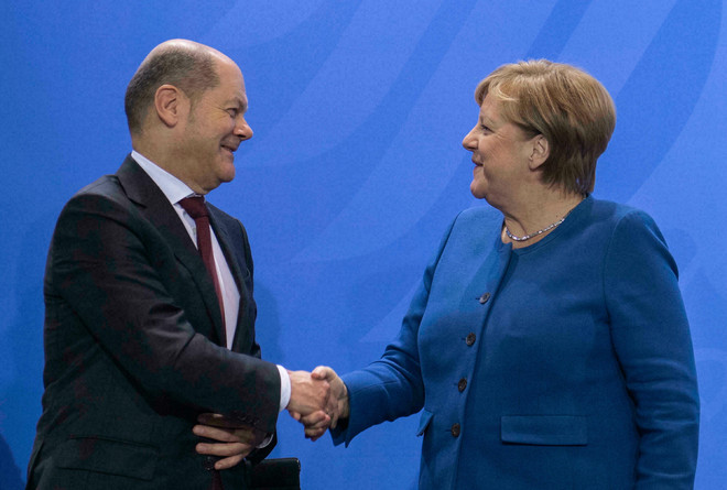 Thủ tướng Đức Angela Merkel và ông Olaf Scholz. (Nguồn: AFP) Đức: Thủ tướng Merkel chính thức chúc mừng chiến thắng của ông Scholz ảnh 1