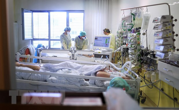 Nhân viên y tế chăm sóc bệnh nhân COVID-19 tại bệnh viện ở Magdeburg, miền đông nước Đức, ngày 28/4/2021. (Ảnh: AFP/TTXVN) Nghiên cứu: 1/3 bệnh nhân có ít nhất một triệu chứng 'COVID kéo dài' ảnh 1