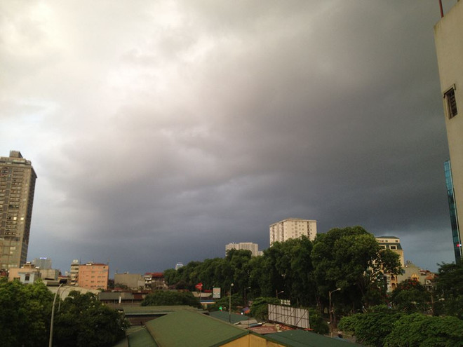 Mưa dông tại Hà Nội và các khu vực lân cận, nhiệt độ mát mẻ ảnh 1