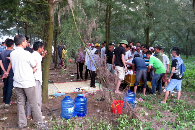 Tìm thấy thi thể 2 học sinh Nam Định bị sóng biển cuốn trôi ảnh 1