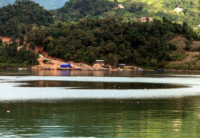 Đắm thuyền trên hồ Sông Đà giữa đêm, 3 người chết và mất tích ảnh 1