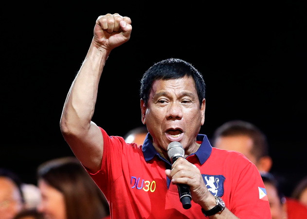 Ứng viên tranh cử Tổng thống Philippines Rodrigo Duterte phát biểu trước những người ủng hộ tại Manila ngày 7/5. (Nguồn: EPA/TTXVN) Bầu cử Tổng thống Philippines: Ông Rodrigo Duterte chiến thắng ảnh 1