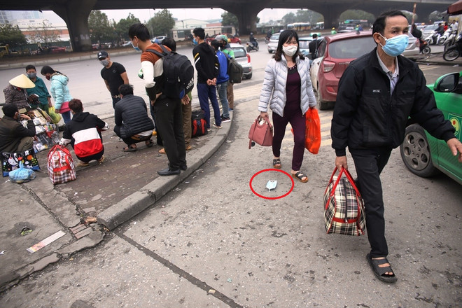 Vứt khẩu trang ra vỉa hè, đường phố có thể bị phạt đến 7 triệu đồng ảnh 2