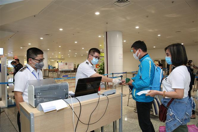 Hành khách bay cùng bệnh nhân thứ 17 đang khảo sát tại Quảng Bình ảnh 1