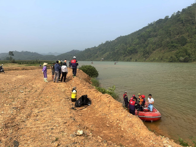 Các lực lượng chức năng khẩn trương triển khai công tác tìm kiếm 2 nạn nhân mất tích do lật thuyền trên sông Lô. (Ảnh: TTXVN phát) Lật thuyền trên sông Lô: Tìm thấy 1 nạn nhân, 2 người còn mất tích ảnh 1