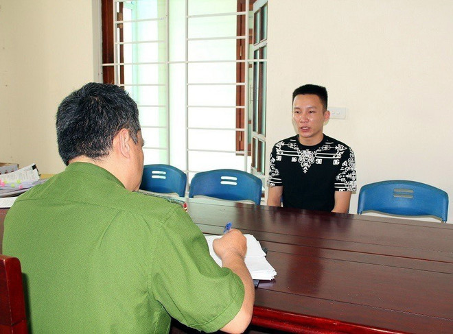 Đối tượng Lê Bảo Tín làm việc với cơ quan công an. (Ảnh: TTXVN phát) Bắt đối tượng cầm đầu đường dây mua bán người ra nước ngoài ảnh 1