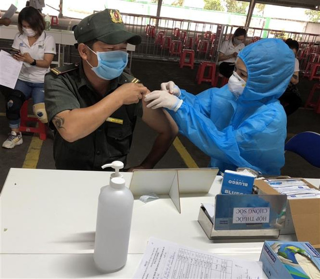 4 địa phương điều chỉnh quy trình tiêm vaccine phù hợp với thực tiễn ảnh 1