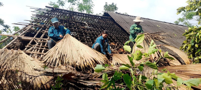 Xã Xuân Minh, huyện Quang Bình (Hà Giang) huy động lực lượng dân quân tại chỗ giúp đỡ các hộ gia cố lại nhà ở. (Ảnh: TTXVN phát) TTXVN_1904dongloc2.jpg
