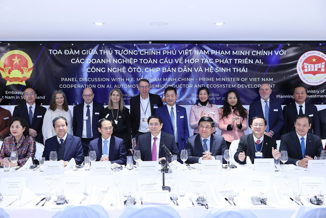 Thủ tướng Phạm Minh Chính với các doanh nghiệp trí tuệ nhân tạo và công nghệ toàn cầu tại Tọa đàm ở Davos, Thụy Sĩ. (Ảnh: Dương Giang/TTXVN) TTXVN_1904bandan.jpg