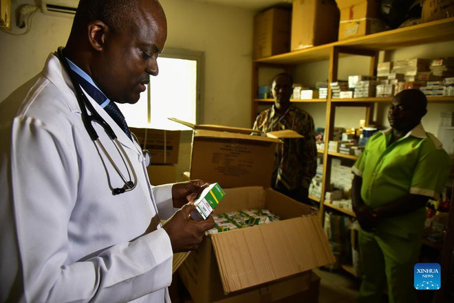 Bác sỹ Cameroon điều chế "trà" thảo dược điều trị bệnh nhân COVID-19 ảnh 1