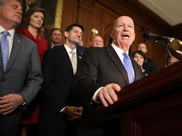 Hạ viện Mỹ phải bỏ phiếu lại về dự luật cải cách thuế ảnh 1