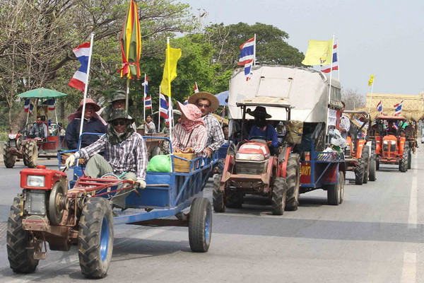 Nông dân Thái Lan trên những chiếc xe trong cuộc biểu tình ở Bangkok ngày 20/2. (Nguồn: THX/TTXVN) Thái Lan tìm cách trả nợ cho nông dân ở chương trình trợ giá gạo ảnh 1