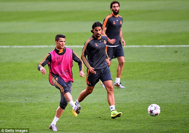 Ronaldo và các đồng đội trên sân tập. (Nguồn: Getty) Ronaldo và Diego Costa hâm nóng trận chung kết trên sân tập ảnh 3