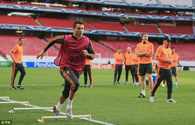 Ronaldo bứt tốc trên sân tập. (Nguồn: PA) Ronaldo và Diego Costa hâm nóng trận chung kết trên sân tập ảnh 1