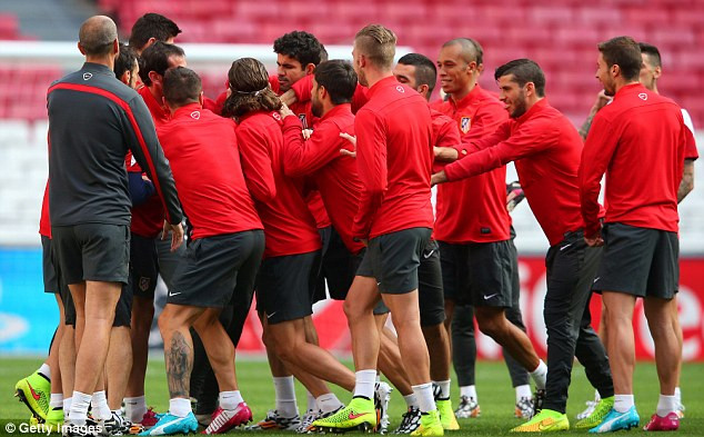 Costa và các đồng đội trên sân tập. (Nguồn: Getty) Ronaldo và Diego Costa hâm nóng trận chung kết trên sân tập ảnh 6