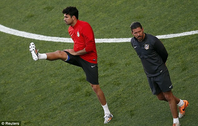 Simeone chờ đợi tin vui từ tình hình chấn thương của Costa. (Nguồn: Reuters) Ronaldo và Diego Costa hâm nóng trận chung kết trên sân tập ảnh 5