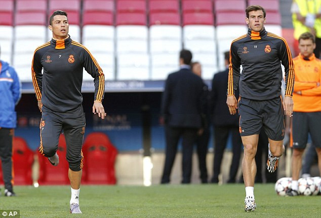 Ronaldo và Bale trên sân tập. (Nguồn: AP) Ronaldo và Diego Costa hâm nóng trận chung kết trên sân tập ảnh 2