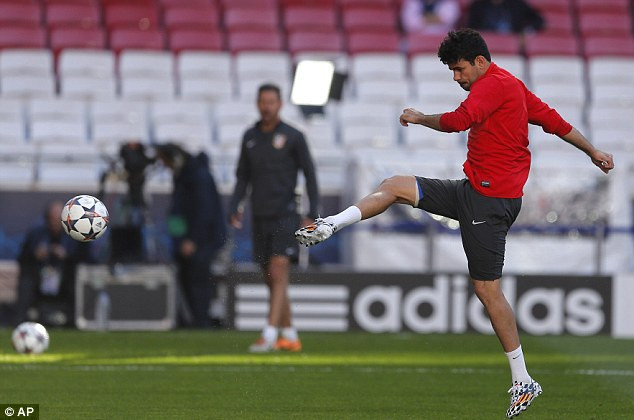Costa nỗ lực tập luyện để sớm bình phục chấn thương. (Nguồn: AP) Ronaldo và Diego Costa hâm nóng trận chung kết trên sân tập ảnh 4