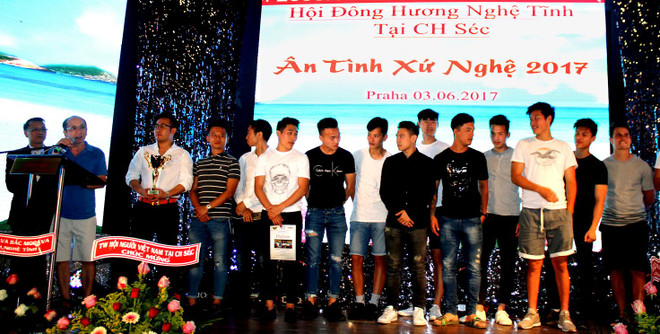 Hội đồng hương Nghệ Tĩnh tại Séc trao phần thưởng cho học sinh ảnh 2