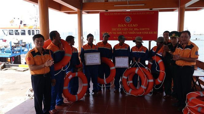 Thăm hỏi, tặng quà động viên ngư dân tàu cá ĐNa 91087 TS gặp nạn trên biển. (Ảnh: Xuân Nguyên/TTXVN) Cứu thành công 7 thuyền viên tàu cá trôi dạt trên biển nhiều ngày ảnh 1