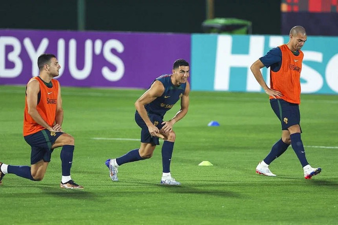 Ronaldo trở lại tập luyện sau tin đồn đòi rời tuyển Bồ Đào Nha ảnh 1