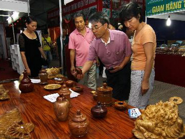 Phiên chợ hàng Việt về nông thôn biên giới hút khách ảnh 1