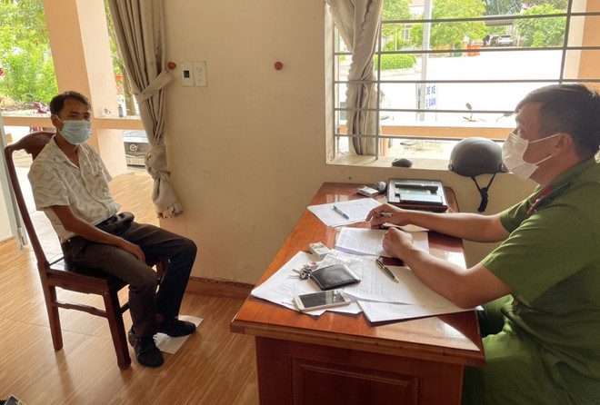 Đối tượng Hiếu tại cơ quan công an. (Ảnh: TTXVN phát) Bình Phước: Mạo danh công an để lừa làm giấy xét nghiệm SARS-CoV-2 ảnh 1