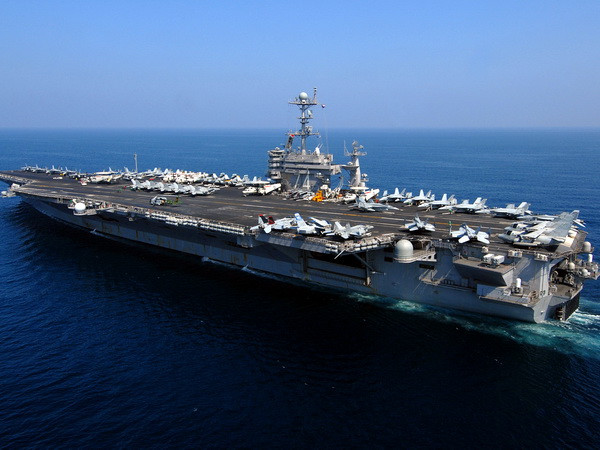 Bộ trưởng Quốc phòng Mỹ thăm tàu sân bay trên Biển Đông ảnh 1