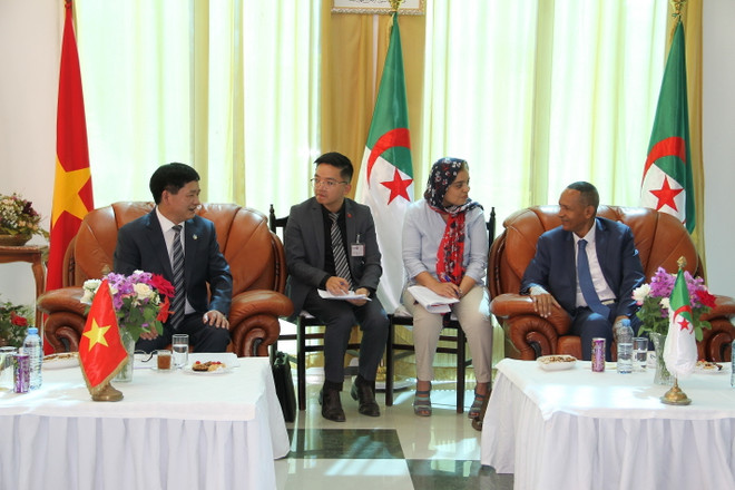 Tỉnh trưởng tỉnh Batna, Mohamed Benmalek (bên phải) tiếp Chủ tịch Ủy ban nhân dân tỉnh Điện Biên Lê Thành Đô. (Ảnh: Trung Khánh/TTXVN) Tỉnh Điện Biên và tỉnh Batna của Algeria kết nghĩa, thúc đẩy hợp tác ảnh 2