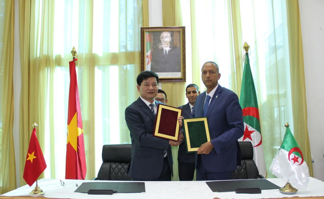 Lễ ký kết thỏa thuận kết nghĩa và hợp tác giữa tỉnh Batna (wilaya Batna) của Algeria và tỉnh Điện Biên (Việt Nam). (Ảnh: Trung Khánh/TTXVN) Tỉnh Điện Biên và tỉnh Batna của Algeria kết nghĩa, thúc đẩy hợp tác ảnh 1