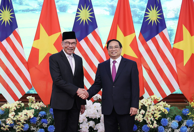 Thủ tướng Phạm Minh Chính và Thủ tướng Malaysia Anwar Ibrahim chụp ảnh chung. (Ảnh: Dương Giang/TTXVN) Thủ tướng Phạm Minh Chính hội đàm với Thủ tướng Malaysia Anwar Ibrahim ảnh 1