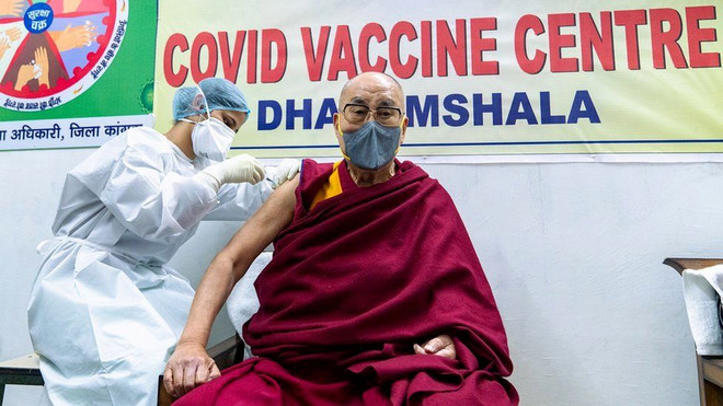 Đạtlai Lạtma được tiêm vắcxin ngừa COVID-19. (Nguồn: Reuters) Đạtlai Lạtma được tiêm vắcxin ngừa dịch bệnh COVID-19 tại Ấn Độ ảnh 1