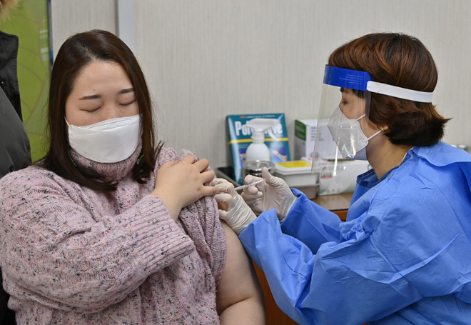 Một điểm tiêm chủng vắcxin ngừa COVID-19 tại Seoul, Hàn Quốc. (Ảnh: AFP/TTXVN) Giới chuyên gia Hàn Quốc hối thúc người mắc bệnh nền đi tiêm chủng ảnh 1