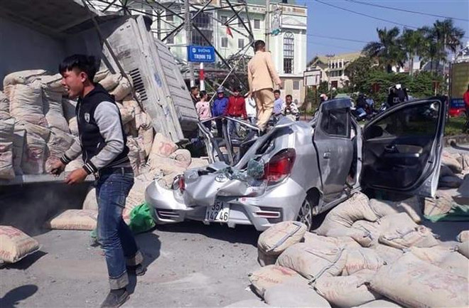 Xe tải chở ximăng lật nghiêng đè bẹp xe con làm một người tử vong ảnh 1