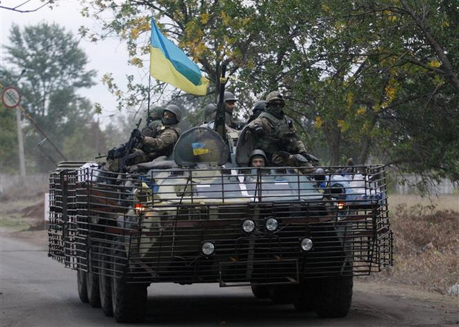 Binh sỹ Ukraine tuần tra tại thành phố Kramatorsk ở vùng Donetsk. (Ảnh: AFP/TTXVN) Trung Quốc đề nghị làm sáng tỏ vấn đề vũ khí sinh học tại Ukraine ảnh 1