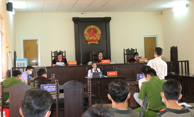 Xét xử phúc thẩm vụ dùng 2 xe ôtô chắn ngang trên quốc lộ 1A ảnh 1