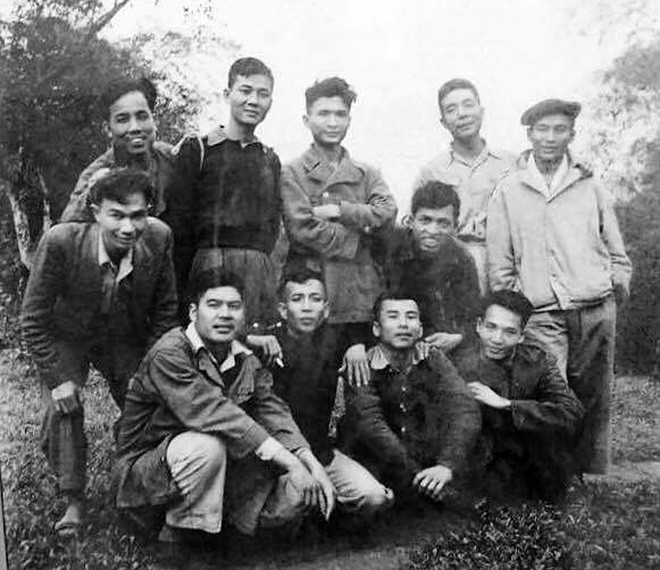 Các văn nghệ sỹ kháng chiến, hàng đứng từ trái sang: Nguyễn Đỗ Cung, Học Phi, Nguyễn Xuân Sanh, Chế Lan Viên, Hoàng Trung Thông, Nguyễn Huy Tưởng, Tô Hoài. Hàng ngồi từ trái sang: Nguyễn Đình Thi, Kim Lân, Nguyên Hồng, Nam Cao. (Nguồn: cand.com.vn) Nhà thơ Nguyễn Xuân Sanh - một nhà thơ lớn, một dịch giả tài hoa ảnh 2