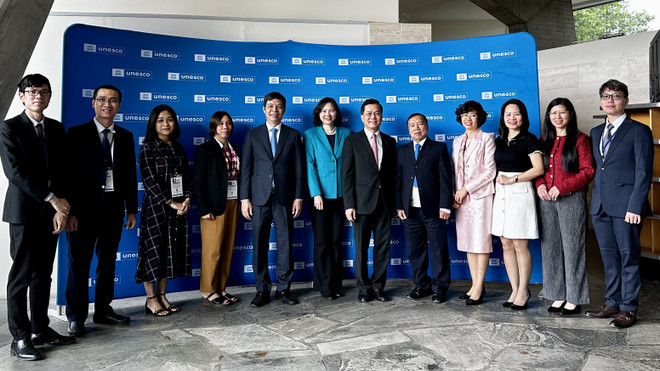 Phái đoàn Việt Nam do Thứ trưởng Bộ Ngoại giao Hà Kim Ngọc, Chủ tịch Ủy ban Quốc gia UNESCO Việt Nam dẫn đầu tham dự Kỳ họp lần thứ 10 Đại hội đồng Công ước 2003 về bảo vệ Di sản Văn hóa Phi vật thể, ngày 11-12/6 tại trụ sở UNESCO ở thủ đô Paris. (Ảnh : TTXVN phát) ttxvn_Viet_nam_UNESCO_1206-2.jpg