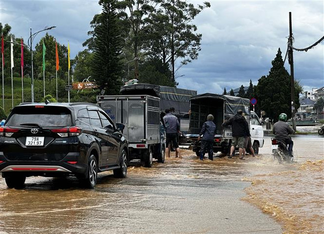 Đà Lạt: Nước rút nhanh sau khi dâng ngập cục bộ nhiều vị trí ảnh 1