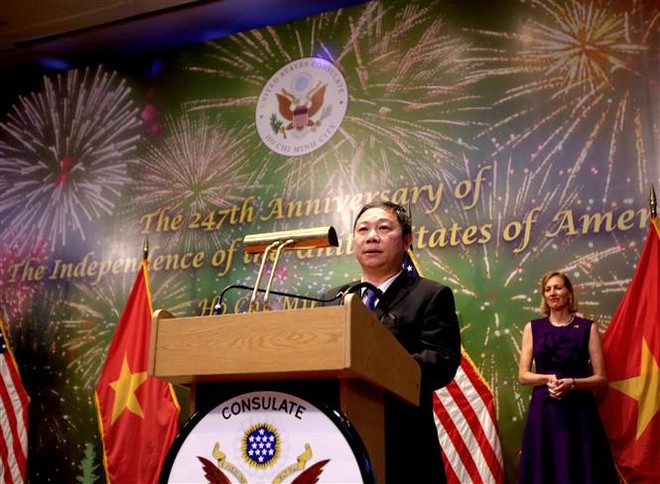 Ông Dương Anh Đức, Phó Chủ tịch UBND Thành phố Hồ Chí Minh phát biểu tại lễ kỷ niệm. (Ảnh: Thành Chung/TTXVN) Tổ chức kỷ niệm 247 năm Quốc khánh Hợp chúng quốc Hoa Kỳ tại TP.HCM ảnh 2