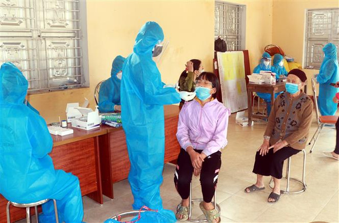 Lấy mẫu xét nghiệm sàng lọc SARS-CoV-2 cho người dân xã Yên Dương, huyện Ý Yên, tỉnh Nam Định. (Ảnh: Nguyễn Lành/TTXVN) Tập trung kiểm soát ổ dịch mới phát hiện tại thành phố Nam Định ảnh 1